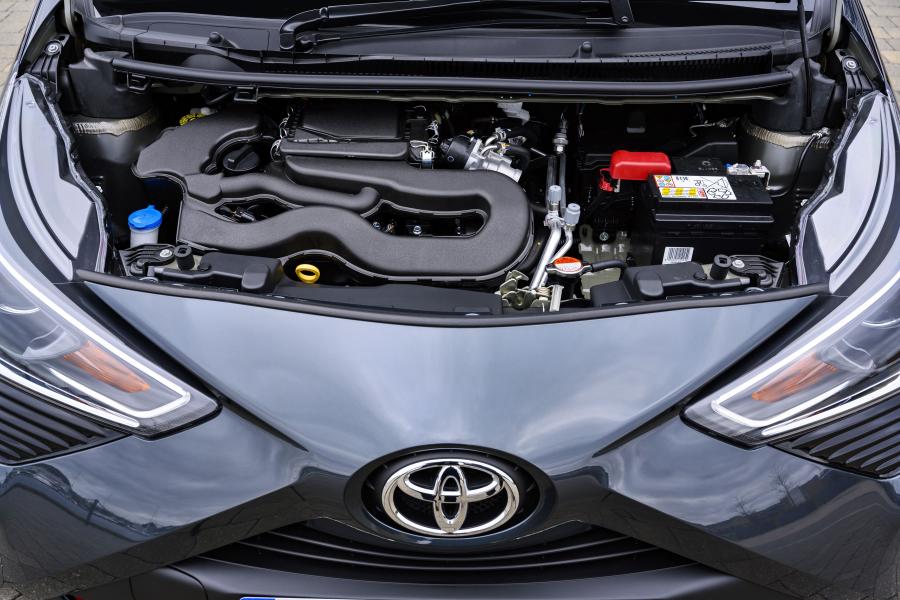 Моторный отсек Toyota Aygo x-trend 5-Door 2019 года  (UK) (фото 9 из 26)